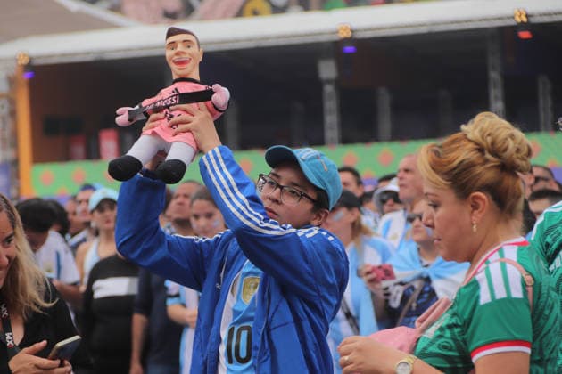 Argentina v Egypt FIFA Fan Fest - FIFA World Cup, WM, Weltmeisterschaft, Fussball 2026 An Argentinian national team, Nationalteam fan lifts a Lionel Messi toy while watching the FIFA World Cup 2026 round of 16 match between Argentina and Egypt on a giant screen at FIFA World Cup 2026 Fan Festival. on July 7, 2026, in Mexico City, Mexico. (Photo by Carlos Santiago Eyepix Group) Copyright: xCarlosxSantiago xEyepixxGroupx CS_07072026_191797