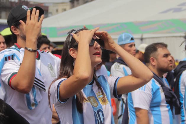 Argentina v Egypt FIFA Fan Fest - FIFA World Cup, WM, Weltmeisterschaft, Fussball 2026 An Argentinian national team, Nationalteam fan reacts while watching the FIFA World Cup 2026 round of 16 match between Argentina and Egypt on a giant screen at FIFA World Cup 2026 Fan Festival. on July 7, 2026, in Mexico City, Mexico. (Photo by Carlos Santiago Eyepix Group) Copyright: xCarlosxSantiago xEyepixxGroupx CS_07072026_191801