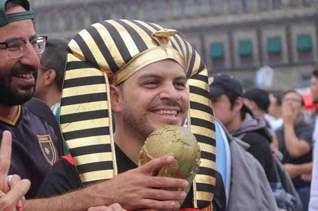 Argentina v Egypt FIFA Fan Fest - FIFA World Cup, WM, Weltmeisterschaft, Fussball 2026 An Egyptian national team, Nationalteam fan wears an Egyptian pharaoh s headdress while watching the FIFA World Cup 2026 round of 16 match between Argentina and Egypt on a giant screen at FIFA World Cup 2026 Fan Festival. on July 7, 2026, in Mexico City, Mexico. (Photo by Carlos Santiago Eyepix Group) Copyright: xCarlosxSantiago xEyepixxGroupx CS_07072026_191802