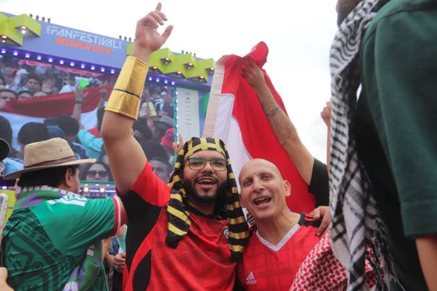 Argentina v Egypt FIFA Fan Fest - FIFA World Cup, WM, Weltmeisterschaft, Fussball 2026 An Egyptian national team, Nationalteam fan wears an Egyptian pharaoh s headdress while watching the FIFA World Cup 2026 round of 16 match between Argentina and Egypt on a giant screen at FIFA World Cup 2026 Fan Festival. on July 7, 2026, in Mexico City, Mexico. (Photo by Carlos Santiago Eyepix Group) Copyright: xCarlosxSantiago xEyepixxGroupx CS_07072026_191803