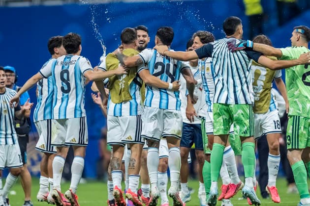 July 7, 2026, Atlanta, Georgia, USA: Argentina celebrates with the fans after defeating Egypt in the FIFA World Cup, WM, Weltmeisterschaft, Fussball Round of 16 match at Atlanta Stadium in Atlanta, Georgia. World Cup: Round Of 16: Argentina Vs Egypt: Argentina  - ZUMAa161 20260707_aaa_a161_032 Copyright: xWalterxArcex xGMGx