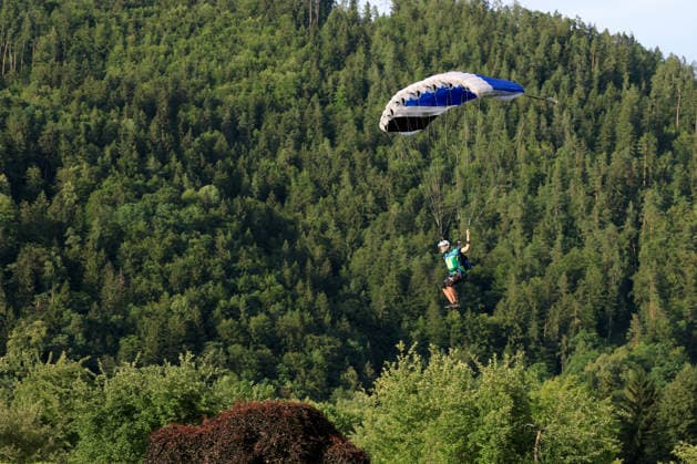 SOCCER - BL, Sturm, jersey presentation FROHNLEITEN,AUSTRIA,07.JUL.26 - SOCCER - ADMIRAL Bundesliga, SK Sturm Graz, jersey presentation. Image shows a parachuter.  GEPAxpictures xMarioxBuehner-Weinrauch
