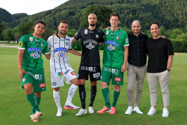 SOCCER - BL, Sturm, jersey presentation FROHNLEITEN,AUSTRIA,07.JUL.26 - SOCCER - ADMIRAL Bundesliga, SK Sturm Graz, jersey presentation. Image shows Jacob Peter Hoedl, Juergen Heil, Jon Gorenc-Stankovic and Luca Weinhandl (Sturm) with sponsoring partners.  GEPAxpictures xMarioxBuehner-Weinrauch