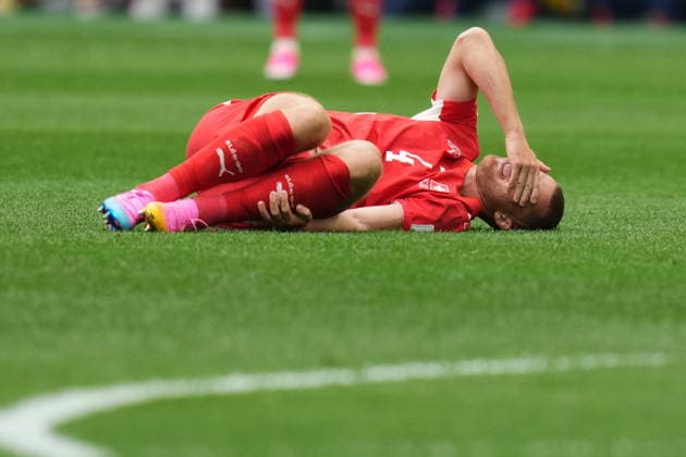 Switzerland v Colombia - FIFA World Cup, WM, Weltmeisterschaft, Fussball 2026 - Round of 16 VANCOUVER, CANADA - JULY 07: Nico Elvedi (4) of Switzerland gets injured during the 2026 FIFA World Cup Round of 16 match between Switzerland and Colombia at BC Place in Vancouver, British Columbia, Canada, on July 07, 2026 Ercin Erturk Anadolu British Columbia Canada. Editorial use only. Please get in touch for any other usage.  Copyright: x2026xAnadoluxErcinxErturkx
