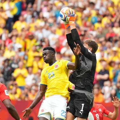 Switzerland v Colombia - FIFA World Cup, WM, Weltmeisterschaft, Fussball 2026 - Round of 16 VANCOUVER, CANADA - JULY 07: Davinson Sanchez (23) of Colombia in action against Gregor Kobel (R) of Switzerland during the 2026 FIFA World Cup Round of 16 match between Switzerland and Colombia at BC Place in Vancouver, British Columbia, Canada, on July 07, 2026 Ercin Erturk Anadolu British Columbia Canada. Editorial use only. Please get in touch for any other usage.  Copyright: x2026xAnadoluxErcinxErturkx