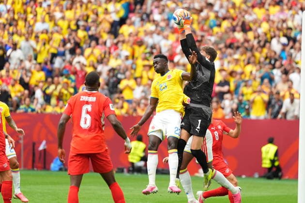 Switzerland v Colombia - FIFA World Cup, WM, Weltmeisterschaft, Fussball 2026 - Round of 16 VANCOUVER, CANADA - JULY 07: Davinson Sanchez (23) of Colombia in action against Gregor Kobel (R) of Switzerland during the 2026 FIFA World Cup Round of 16 match between Switzerland and Colombia at BC Place in Vancouver, British Columbia, Canada, on July 07, 2026 Ercin Erturk Anadolu British Columbia Canada. Editorial use only. Please get in touch for any other usage.  Copyright: x2026xAnadoluxErcinxErturkx