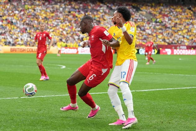 FIFA World Cup, WM, Weltmeisterschaft, Fussball 2026 - Round of 16 - Switzerland vs Colombia Denis Zakaria of Switzerland (L) in action against Johan Mojica of Colombia (R) during the FIFA World Cup 2026 Round of 16 match Switzerland against Colombia, in Vancouver, Canada, 07 July 2026. VANCOUVER Canada  Copyright: xBOBxFRIDx