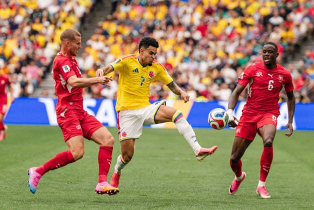 Luis Diaz of Colombia contests with Nico Elvedi of Switzerland during the FIFA World Cup, WM, Weltmeisterschaft, Fussball Round of 16 game between Switzerland and Colombia at BC Place on July 7, 2026 in Vancouver, British Colombia, Canada  Copyright: xCurtisxWongx xSPPx Sportspressphoto_SPR186971