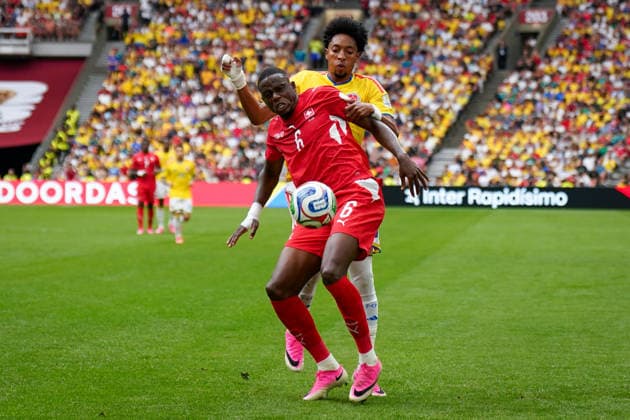 Kanada: Fußball FIFA World Cup, WM, Weltmeisterschaft, Fussball 2026, Achtelfinale - Schweiz vs Kolumbien - BC Place, Vancouver: Denis Zakaria (Schweiz, 6) Johan Mojica (Kolumbien 17) im Zweikampf *** Canada Soccer, 2026 FIFA World Cup, Round of 16: Switzerland vs. Colombia at BC Place, Vancouver—Denis Zakaria (Switzerland, No. 6) and Johan Mojica (Colombia, No. 17) in a tackle Copyright: xJOERANxSTEINSIEKx