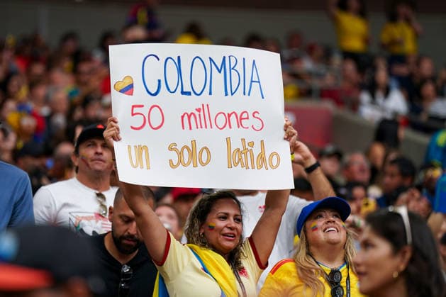 Kanada: Fußball FIFA World Cup, WM, Weltmeisterschaft, Fussball 2026, Achtelfinale - Schweiz vs Kolumbien - BC Place, Vancouver: Zuschauer, kolumbianische Fußballfans, Kolumbien, Fanplakat, Spruchband Colombia 50 millones, un solo latido, Nationalfarben Gelb-Blau-Rot, Gesichtsbemalung, Fankultur, Tribüne, Stadion, FIFA Fußball-Weltmeisterschaft 2026, WM 2026, Länderspiel, Support, Stimmung, Jubel, gelbe Nationaltrikots, Publikum, Fußball, Sportveranstaltung, Fanbotschaft. *** Canada Soccer FIFA World Cup 2026, Round of 16: Switzerland vs. Colombia at BC Place, Vancouver spectators, Colombian soccer fans, Colombia, fan poster, banner reading Colombia 50 millones, un solo latido, national colors yellow, blue, and red, face paint, fan culture, stands, stadium, 2026 FIFA World Cup, 2026 World Cup, international match, support, atmosphere, cheering, yellow national jerseys, audience, soccer, sporting event, fan embassy Copyright: xJOERANxSTEINSIEKx
