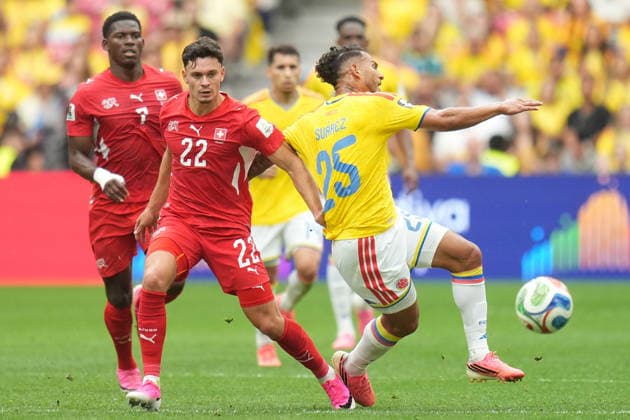 FIFA World Cup, WM, Weltmeisterschaft, Fussball 2026 - Round of 16 - Switzerland vs Colombia Fabian Rieder of Switzerland (L) in action against Luis Suarez of Colombia (R) during the FIFA World Cup 2026 Round of 16 match Switzerland against Colombia, in Vancouver, Canada, 07 July 2026. VANCOUVER Canada  Copyright: xBOBxFRIDx