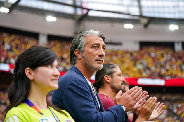 Kanada: Fußball FIFA World Cup, WM, Weltmeisterschaft, Fussball 2026, Achtelfinale - Schweiz vs Kolumbien - BC Place, Vancouver: Murat Yakin (Trainer, Schweiz) Nationalhymne *** Canada Soccer, 2026 FIFA World Cup, Round of 16: Switzerland vs. Colombia at BC Place, Vancouver; Murat Yakin, Coach; Swiss National Anthem Copyright: xJOERANxSTEINSIEKx