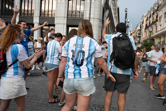 July 7, 2026, Madrid, Spain: Several fans of the Argentine national team, Nationalteam celebrate their victory during the 2026 World Cup Round of 16 match between Argentina and Egypt in Madrid, Spain. Madrid Spain - ZUMAs197 20260707_aaa_s197_074 Copyright: xAtilanoxGarciax