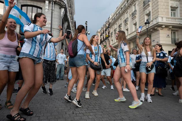 July 7, 2026, Madrid, Spain: Several fans of the Argentine national team, Nationalteam celebrate their victory during the 2026 World Cup Round of 16 match between Argentina and Egypt in Madrid, Spain. Madrid Spain - ZUMAs197 20260707_aaa_s197_076 Copyright: xAtilanoxGarciax