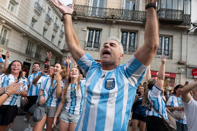 July 7, 2026, Madrid, Spain: Several fans of the Argentine national team, Nationalteam celebrate their victory during the 2026 World Cup Round of 16 match between Argentina and Egypt in Madrid, Spain. Madrid Spain - ZUMAs197 20260707_aaa_s197_077 Copyright: xAtilanoxGarciax