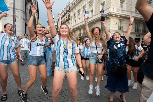 July 7, 2026, Madrid, Spain: Several fans of the Argentine national team, Nationalteam celebrate their victory during the 2026 World Cup Round of 16 match between Argentina and Egypt in Madrid, Spain. Argentina Fans Celebrate Their World Cup Round Of 16 Victory In Madrid  - ZUMAs197 20260707_aaa_s197_079 Copyright: xAtilanoxGarciax