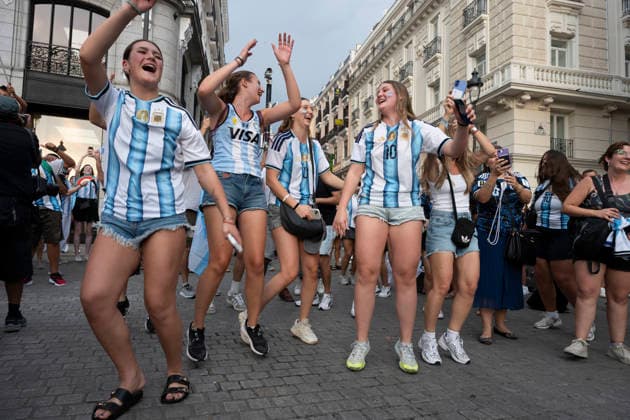 July 7, 2026, Madrid, Spain: Several fans of the Argentine national team, Nationalteam celebrate their victory during the 2026 World Cup Round of 16 match between Argentina and Egypt in Madrid, Spain. Argentina Fans Celebrate Their World Cup Round Of 16 Victory In Madrid  - ZUMAs197 20260707_aaa_s197_080 Copyright: xAtilanoxGarciax