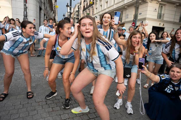 July 7, 2026: Several fans of the Argentine national team, Nationalteam celebrate their victory in the 2026 World Cup Round of 16 match between Argentina and Egypt, on July 7, 2026, in Madrid, Spain. Argentina Fans Celebrate Their World Cup Round Of 16 Victory In Madrid  - ZUMAs197 20260707_aaa_s197_082 Copyright: xSOPAxImagesx