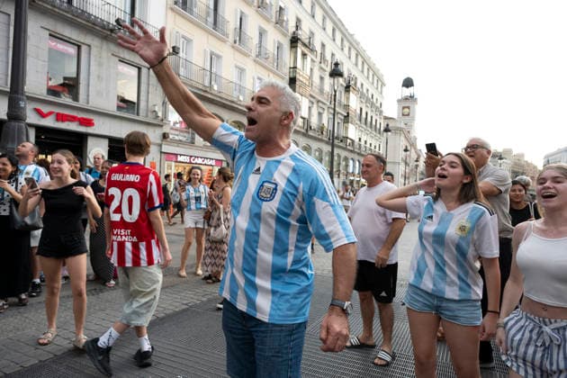 July 7, 2026, Madrid, Spain: Several fans of the Argentine national team, Nationalteam celebrate their victory during the 2026 World Cup Round of 16 match between Argentina and Egypt in Madrid, Spain. Argentina Fans Celebrate Their World Cup Round Of 16 Victory In Madrid  - ZUMAs197 20260707_aaa_s197_085 Copyright: xAtilanoxGarciax