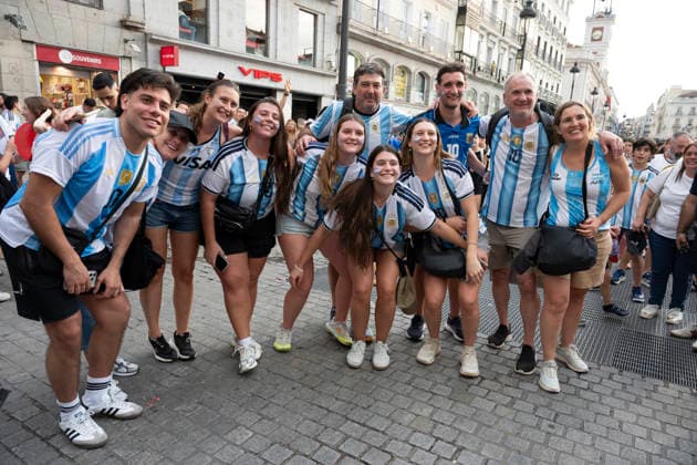 July 7, 2026, Madrid, Spain: Several fans of the Argentine national team, Nationalteam celebrate their victory during the 2026 World Cup Round of 16 match between Argentina and Egypt in Madrid, Spain. Madrid Spain - ZUMAs197 20260707_aaa_s197_083 Copyright: xAtilanoxGarciax