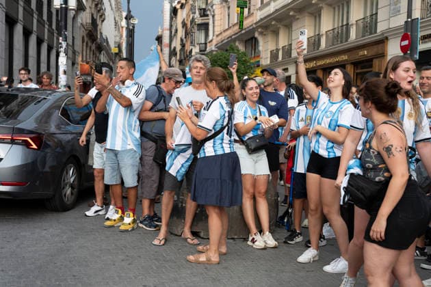 July 7, 2026, Madrid, Spain: Several fans of the Argentine national team, Nationalteam celebrate their victory during the 2026 World Cup Round of 16 match between Argentina and Egypt in Madrid, Spain. Madrid Spain - ZUMAs197 20260707_aaa_s197_087 Copyright: xAtilanoxGarciax