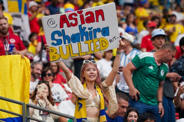 Kanada: Fußball FIFA World Cup, WM, Weltmeisterschaft, Fussball 2026, Achtelfinale - Schweiz vs Kolumbien - BC Place, Vancouver: Porträt, kolumbianische Fußballfanin, Fanplakat, Plakat Asian Shakira Bullied, Shakira, Kolumbien, Zuschauerin, Tribüne, Stadion, FIFA Fußball-Weltmeisterschaft 2026, WM 2026, Länderspiel, Fankultur, Fanschal, gelb-blaue Nationalfarben, Support, Stimmung, Publikum, Fußball, Sportveranstaltung. *** Canada Soccer FIFA World Cup 2026, Round of 16: Switzerland vs. Colombia at BC Place, Vancouver; portrait of a Colombian soccer fan; fan poster; Asian Shakira Bullied poster; Shakira; Colombia; female spectator; stands; stadium; 2026 FIFA World Cup, 2026 World Cup, international match, fan culture, fan scarf, yellow and blue national colors, support, atmosphere, audience, soccer, sporting event Copyright: xJOERANxSTEINSIEKx