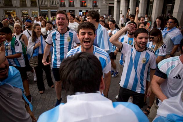 Argentinians celebrate victory over Egypt in in Madrid, Spain - 7 Jul 2026 Argentina fans, sing and raise their hands, during the celebrations of the their victory at Puerta del Sol, after Argentina won over Egypt in the World Cup. Madrid Spain Copyright: xLuisxSotox xSOPAxImagesx LSOTOCAM04
