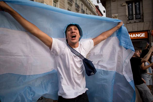 Argentinians celebrate victory over Egypt in in Madrid, Spain - 7 Jul 2026 A fan holds an Argentinian flag during the celebrations of Argentine s victory at Puerta del Sol, after Argentina won over Egypt in the World Cup. Madrid Spain Copyright: xLuisxSotox xSOPAxImagesx LSOTOCAM02