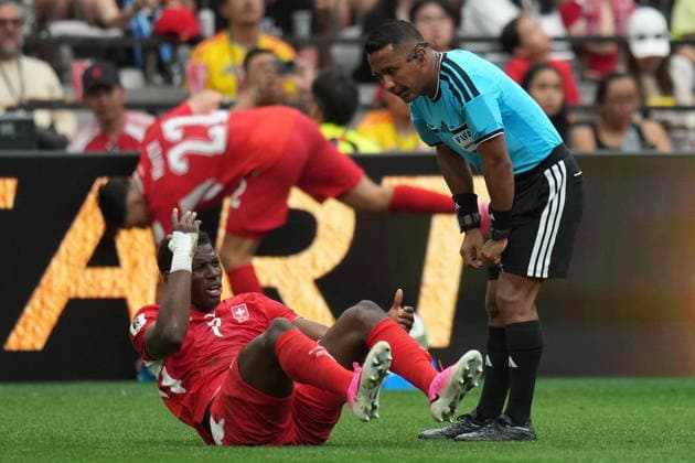 FIFA World Cup, WM, Weltmeisterschaft, Fussball 2026 - Round of 16 - Switzerland vs Colombia Referee Ivan Barton checks on Breel Embolo of Switzerland (L) during the FIFA World Cup 2026 Round of 16 match Switzerland against Colombia, in Vancouver, Canada, 07 July 2026. VANCOUVER Canada  Copyright: xBOBxFRIDx
