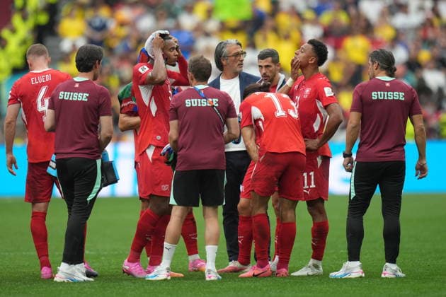 FIFA World Cup, WM, Weltmeisterschaft, Fussball 2026 - Round of 16 - Switzerland vs Colombia Switzerland s head coach Murat Yakin (C) talks with his players as they gather for the second hydration break during the FIFA World Cup 2026 Round of 16 match Switzerland against Colombia, in Vancouver, Canada, 07 July 2026. VANCOUVER Canada  Copyright: xBOBxFRIDx