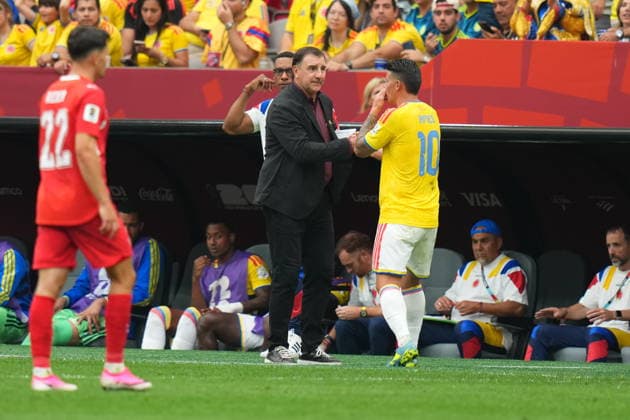 Switzerland v Colombia - FIFA World Cup, WM, Weltmeisterschaft, Fussball 2026 - Round of 16 VANCOUVER, CANADA - JULY 07: Head coach of Colombia Nestor Lorenzo talks to his player James Rodriguez during the 2026 FIFA World Cup Round of 16 match between Switzerland and Colombia at BC Place in Vancouver, British Columbia, Canada, on July 07, 2026 Ercin Erturk Anadolu British Columbia Canada. Editorial use only. Please get in touch for any other usage.  Copyright: x2026xAnadoluxErcinxErturkx