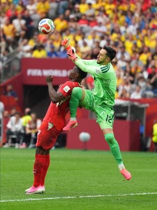 Switzerland v Colombia - FIFA World Cup, WM, Weltmeisterschaft, Fussball 2026 - Round of 16 VANCOUVER, CANADA - JULY 07: Breel Embolo (L) of Switzerland in action against Camilo Vargas (12) of Colombia during the 2026 FIFA World Cup Round of 16 match between Switzerland and Colombia at BC Place in Vancouver, British Columbia, Canada, on July 07, 2026 Ercin Erturk Anadolu British Columbia Canada. Editorial use only. Please get in touch for any other usage.  Copyright: x2026xAnadoluxErcinxErturkx