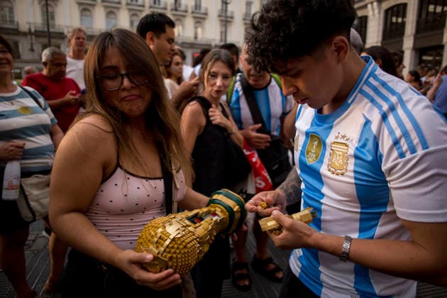 July 7, 2026, Madrid, Spain: An Argentinian fan holds Lego piece of a FIFA World Cup, WM, Weltmeisterschaft, Fussball trophy, during the celebrations of their victory at Puerta del Sol, after Argentina won over Egypt in the World Cup. Argentinians Celebrate Victory Over Egypt In In Madrid, Spain - 7 Jul 2026  - ZUMAs197 20260707_aaa_s197_107 Copyright: xLuisxSotox