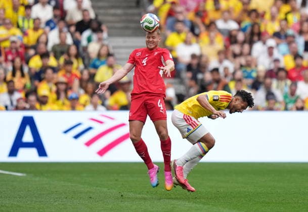 July 7, 2026, Vancouver, Bc, CANADA: Switzerland s Nico Elvedi (4) and Colombia s Luis Suarez (25) vie for the ball during the first half of a World Cup Round of 16 soccer match, in Vancouver, on Tuesday, July 7, 2026. Canada News - July 7, 2026  - ZUMAc35_ 20260707_zaf_c35_181 Copyright: xDarrylxDyckx