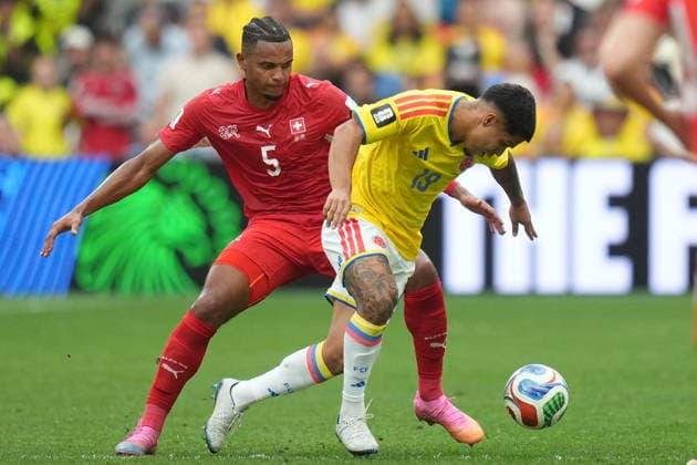 FIFA World Cup, WM, Weltmeisterschaft, Fussball 2026 - Round of 16 - Switzerland vs Colombia Manuel Akanji of Switzerland (L) in action against Cucho Hernandez of Colombia (R) during the FIFA World Cup 2026 Round of 16 match Switzerland against Colombia, in Vancouver, Canada, 07 July 2026. VANCOUVER Canada  Copyright: xBOBxFRIDx