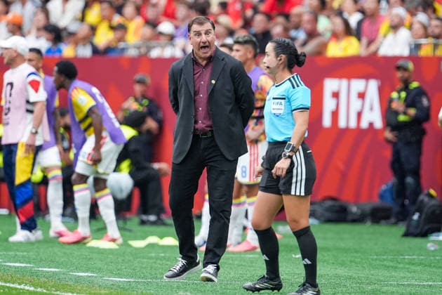 Kanada: Fußball FIFA World Cup, WM, Weltmeisterschaft, Fussball 2026, Achtelfinale - Schweiz vs Kolumbien - BC Place, Vancouver: NÃ stor Lorenzo Nestor Lorenzo (Kolumbien Trainer) in Diskurs mit Garcia, Katia (Mexiko) *** Canada Soccer, 2026 FIFA World Cup, Round of 16: Switzerland vs. Colombia at BC Place, Vancouver; Nestor Lorenzo, Colombia s coach, in conversation with Katia Garcia of Mexico Copyright: xJOERANxSTEINSIEKx