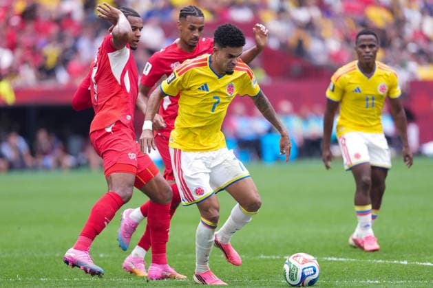 Luis Diaz of Colombia (R) runs with the ball under pressure from Manuel Akanji of Switzerland (L) during a FIFA Men’s World Cup 2026 round of 16 football match between Switzerland and Colombia at BC Place Vancouver, in Vancouver on July 07th 2026 (Photo by Alexandra Fechete SPP)  Copyright: xAlexandraxFechete SPPx Sportspressphoto_SPR187123