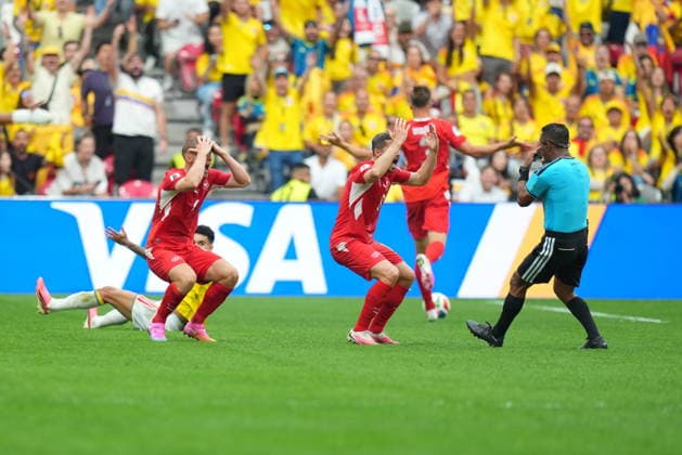 Switzerland v Colombia - FIFA World Cup, WM, Weltmeisterschaft, Fussball 2026 - Round of 16 VANCOUVER, CANADA - JULY 07: Players of Switzerland protest referee Ivan Barton during the 2026 FIFA World Cup Round of 16 match between Switzerland and Colombia at BC Place in Vancouver, British Columbia, Canada, on July 07, 2026. Ercin Erturk Anadolu British Columbia Canada. Editorial use only. Please get in touch for any other usage.  Copyright: x2026xAnadoluxErcinxErturkx