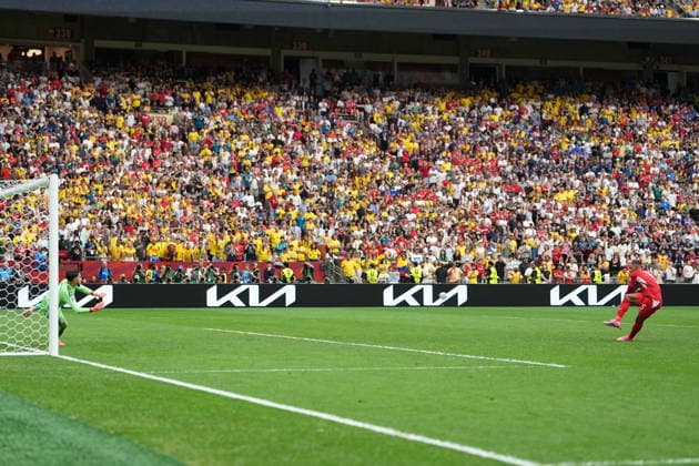 FIFA World Cup, WM, Weltmeisterschaft, Fussball 2026 - Round of 16 - Switzerland vs Colombia Manuel Akanji of Switzerland (R) misses his kick during the penalty shoot-out of the FIFA World Cup 2026 Round of 16 match Switzerland against Colombia, in Vancouver, Canada, 07 July 2026. VANCOUVER Canada  Copyright: xBOBxFRIDx