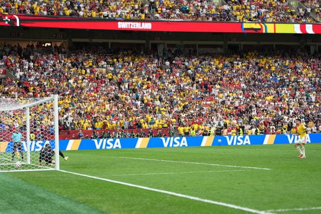 FIFA World Cup, WM, Weltmeisterschaft, Fussball 2026 - Round of 16 - Switzerland vs Colombia Luis Diaz of Colombia (R) scores his kick during the penalty shoot-out of the FIFA World Cup 2026 Round of 16 match Switzerland against Colombia, in Vancouver, Canada, 07 July 2026. VANCOUVER Canada  Copyright: xBOBxFRIDx