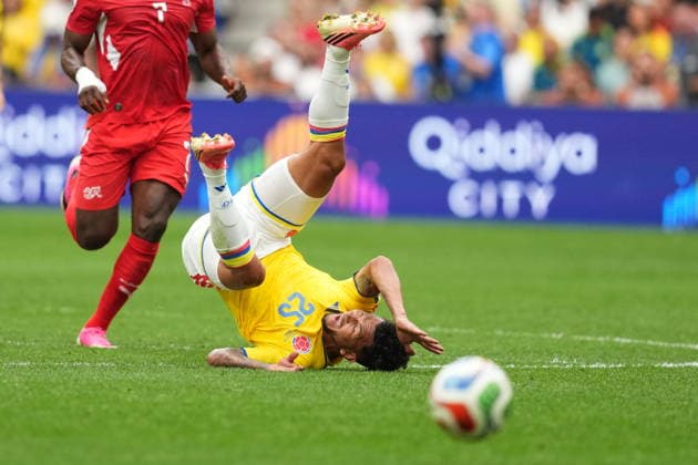 July 7, 2026, Vancouver, Bc, CANADA: Colombia s Luis Suarez (25) trips while fighting for the ball with Switzerland s Breel Embolo (7) during the first half of a World Cup Round of 16 soccer match, in Vancouver, on Tuesday, July 7, 2026. Canada News - July 7, 2026  - ZUMAc35_ 20260707_zaf_c35_199 Copyright: xEthanxCairnsx