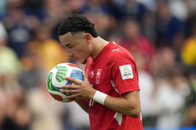 FIFA World Cup, WM, Weltmeisterschaft, Fussball 2026 - Round of 16 - Switzerland vs Colombia Ruben Vargas of Switzerland kisses the ball before taking his kick during the penalty shoot-out of the FIFA World Cup 2026 Round of 16 match Switzerland against Colombia, in Vancouver, Canada, 07 July 2026. VANCOUVER Canada  Copyright: xBOBxFRIDx