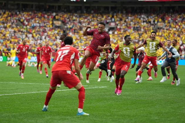 FIFA World Cup, WM, Weltmeisterschaft, Fussball 2026 - Round of 16 - Switzerland vs Colombia Ruben Vargas of Switzerland (C) celebrates scoring the winning penalty with his teammates after the penalty shoot-out of the FIFA World Cup 2026 Round of 16 match Switzerland against Colombia, in Vancouver, Canada, 07 July 2026. VANCOUVER Canada  Copyright: xBOBxFRIDx