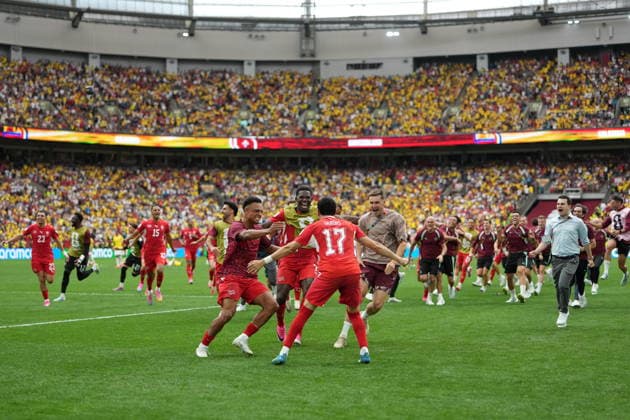 FIFA World Cup, WM, Weltmeisterschaft, Fussball 2026 - Round of 16 - Switzerland vs Colombia Ruben Vargas of Switzerland (C) celebrates scoring the winning penalty with his teammates after the penalty shoot-out of the FIFA World Cup 2026 Round of 16 match Switzerland against Colombia, in Vancouver, Canada, 07 July 2026. VANCOUVER Canada  Copyright: xBOBxFRIDx