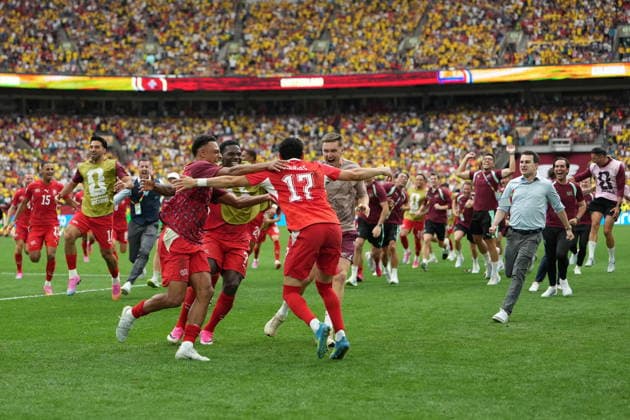 FIFA World Cup, WM, Weltmeisterschaft, Fussball 2026 - Round of 16 - Switzerland vs Colombia Ruben Vargas of Switzerland (C) celebrates scoring the winning penalty with his teammates after the penalty shoot-out of the FIFA World Cup 2026 Round of 16 match Switzerland against Colombia, in Vancouver, Canada, 07 July 2026. VANCOUVER Canada  Copyright: xBOBxFRIDx