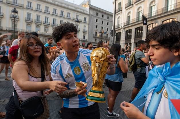Argentine celebration in Madrid MADRID, SPAIN JULY 7, 2026: Argentine football fans celebrate their team s 3-2 victory over Egypt in the Round of 16 of the 2026 FIFA World Cup, WM, Weltmeisterschaft, Fussball in Atlanta, USA. Madrid MADRID Spain Copyright: x xC.xCarvajalx xJNAxPressx
