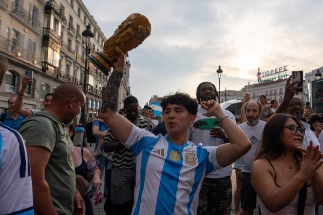 Argentine celebration in Madrid MADRID, SPAIN JULY 7, 2026: Argentine football fans celebrate their team s 3-2 victory over Egypt in the Round of 16 of the 2026 FIFA World Cup, WM, Weltmeisterschaft, Fussball in Atlanta, USA. Madrid MADRID Spain Copyright: x xC.xCarvajalx xJNAxPressx