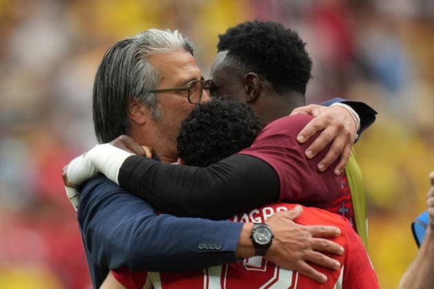 FIFA World Cup, WM, Weltmeisterschaft, Fussball 2026 - Round of 16 - Switzerland vs Colombia Switzerland s head coach Murat Yakin (L) celebrates with his players Yvon Mvogo (R) and Ruben Vargas after winning the FIFA World Cup 2026 Round of 16 match Switzerland against Colombia, in Vancouver, Canada, 07 July 2026. VANCOUVER Canada  Copyright: xBOBxFRIDx