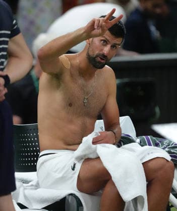 Sport Bilder des Tages #2 Tennis - 2026 Wimbledon Championships - Day Eight (Week Two) - All England Lawn Tennis & Croquet Club, London - Tuesday 7th July 2026 Centre Court : Mens Singles : Felix Auger - Aliassime (CAN) v Novak Djokovic (SEB) Novak Djokovic (SEB) signals to the players box COLORSPORT ANDREW COWIE 