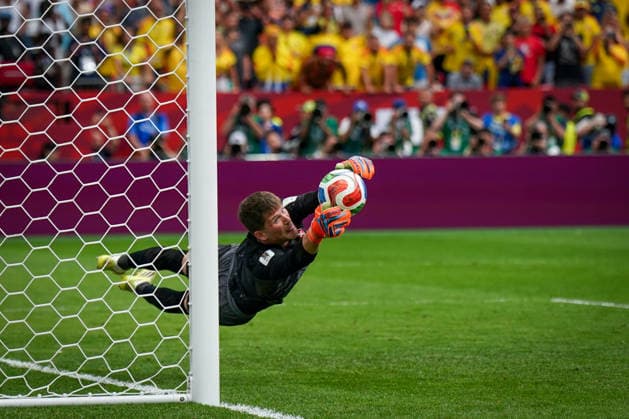 Kanada: Fußball FIFA World Cup, WM, Weltmeisterschaft, Fussball 2026, Achtelfinale - Schweiz vs Kolumbien - BC Place, Vancouver: Entscheidender Moment - Gregor Kobel (Schweiz, 1) pariert im Elfmeterschießen gegen den Kolumbianer Cucho Hernandez *** Canada Soccer, 2026 FIFA World Cup, Round of 16: Switzerland vs. Colombia at BC Place, Vancouver. Decisive moment: Switzerland s Gregor Kobel makes a save in the penalty shootout against Colombia s Cucho Hernandez. Copyright: xJOERANxSTEINSIEKx